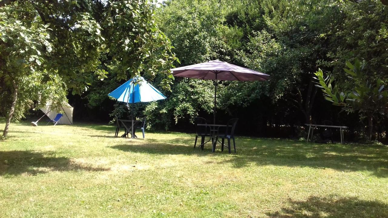 Bed and Breakfast Domaine Pastel Besson Exterior foto